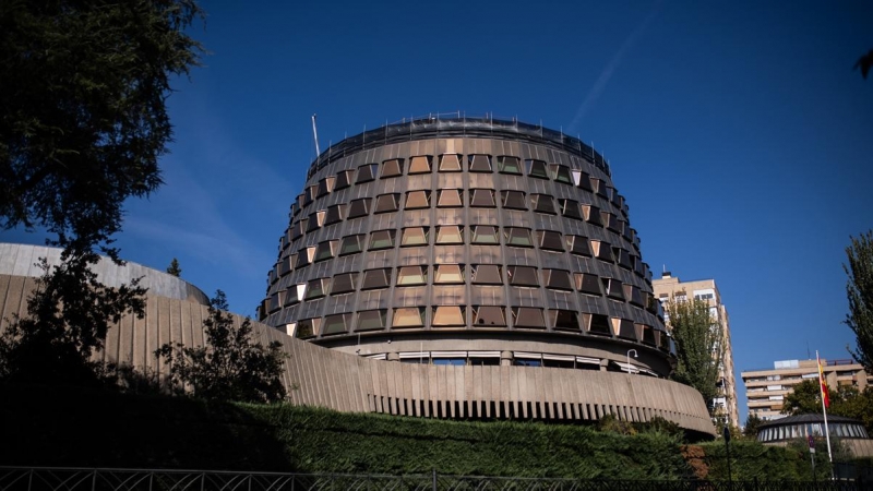 Fachada del Tribunal Constitucional, a 15 de octubre de 2021, en Madrid (España).