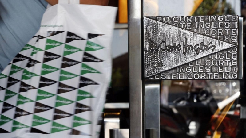 Un cliente sale de uno de los centros de El Corte Inglés, en Madrid. REUTERS/Sergio Perez.