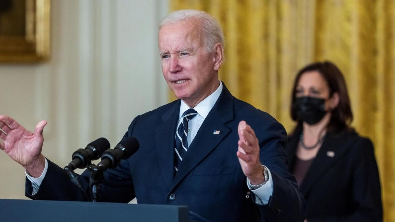 El presidente de Estados Unidos, Joe Biden, habla sobre el marco de su 'histórico' acuerdo de gasto multimillonario en el Salón Este de la Casa Blanca en Washington, DC