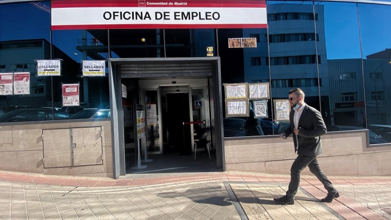 Un hombre pasa por delante de una oficina del Servicio Público de Empleo Estatal, en Madrid. E.P./Eduardo Parra