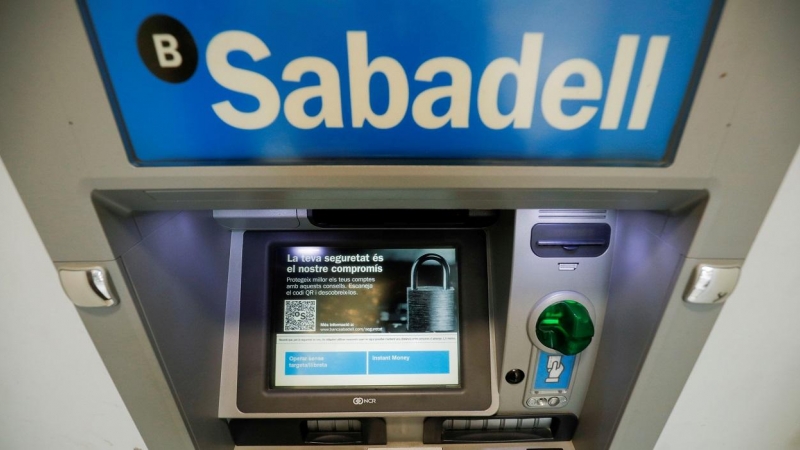 Un cajero del Banco Sabadell, en una sucursal en Barcelona. REUTERS/Albert Gea