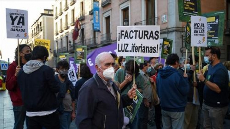 Varias personas con carteles sobre la luz durante una manifestación para denunciar la subida de los precios de la luz y el gas y pedir responsabilidad al Gobierno, en la Plaza de la Villa, a 28 de octubre de 2021, en Madrid.