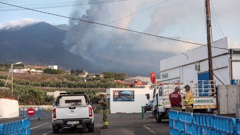 29/10/2021.-  Efectivos de Medio Ambiente del Cabildo de La Palma esperan en el límite de la zona de exclusión para ayudar a los evacuados por el volcán a retirar enseres de sus viviendas, este viernes 29 de octubre de 2021.