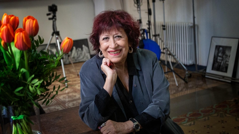 La fotoperiodista Pilar Aymerich, retratada a casa seva per l'entrevista amb 'Públic'.