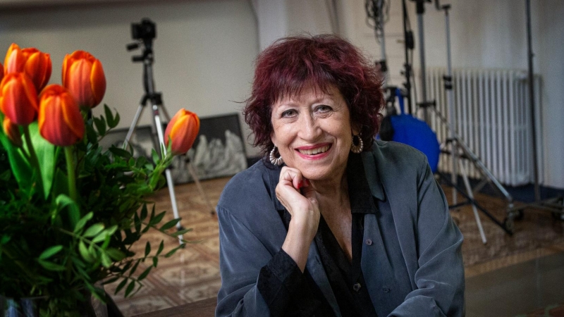La fotoperiodista Pilar Aymerich, retratada a casa seva per l'entrevista amb 'Públic'.