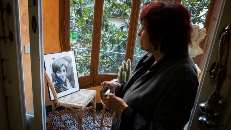 La fotoperiodista Pilar Aymerich amb un retrat de la seva amiga Montserrat Roig.