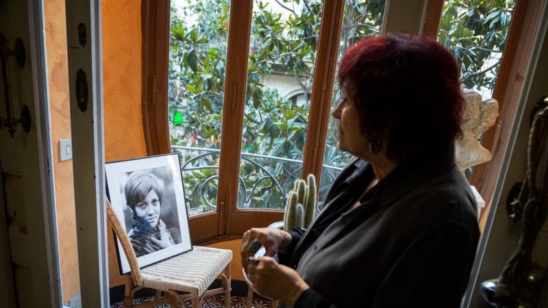 La fotoperiodista Pilar Aymerich amb un retrat de la seva amiga Montserrat Roig.