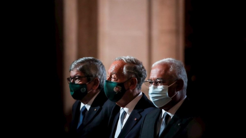 El presidente de Portugal, Marcelo Rebelo de Sousa, en el centro de la imagen, acompañado por el presidente del Parlamento, Eduardo Ferro Rodrigues, a la izquierda, y por el Primer Ministro António Costa, derecha, durante la ceremonia de atribución de los