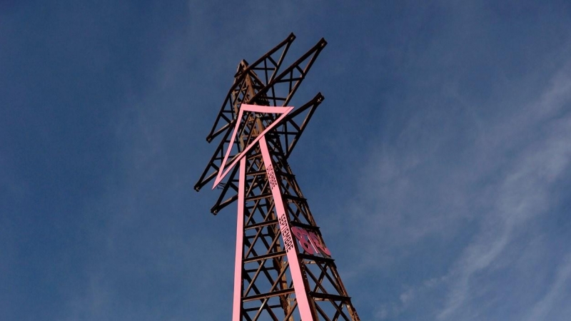 20/10/2021 Convierten una torre eléctrica en desuso en una flecha artística de protesta contra la subida en el precio de la luz