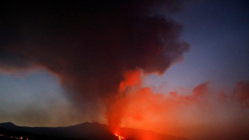 30/10/2021 El volcán de Cumbre Vieja -visto desde El Paso- continúa expulsando lava y cenizas sobre La Palma.