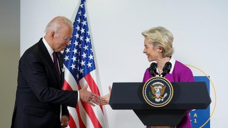 31/10/2021 La presidenta de la Comisión Europea Ursula Von der Leyen y Joe Biden se saludan en la cumbre del G20 en Roma