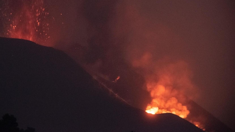 El volcán de Cumbre Vieja ha vuelto a reactivar su fase efusiva este domingo, después de haber estado expulsando densas columnas de cenizas