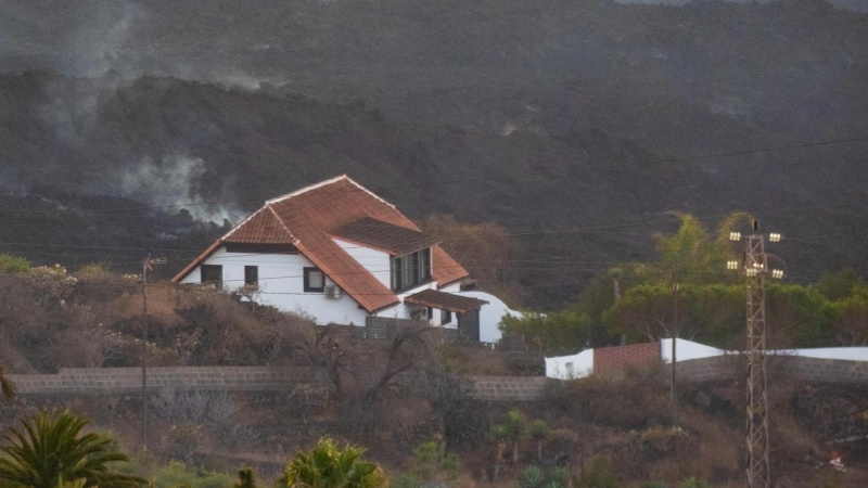 Las coladas del volcán Cumbre Vieja continúan amenazando numerosas viviendas en su recorrido hacia la costa.