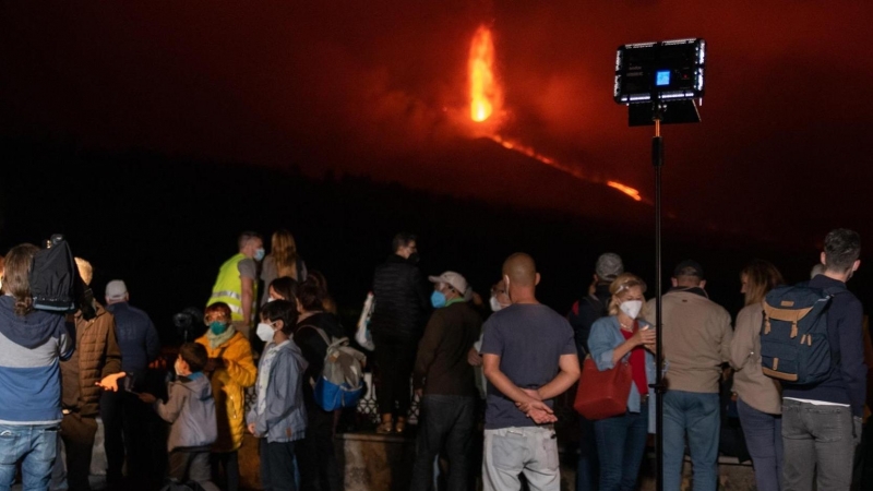 l volcán de Cumbre Vieja en La Palma se ha convertido en este puente en un gran atractivo turístico y la gran afluencia de personas y medios de comunicación en el mirador de Tajuya ha obligado a la Policía Local a establecer controles en la zona.