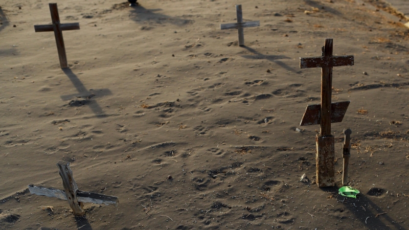 Tumbas cubiertas de ceniza en el cementerio de Los Laanos de Aridane, en la isla de La Palma, por el volcán. Los isleños trabajan duro para tratar de limitar las lápidas de cara al Día de Todos los Santos.