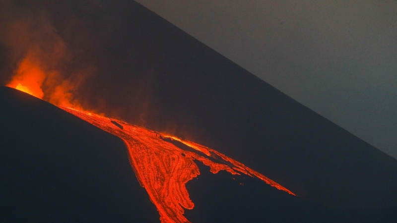 El volcán de Cumbre Vieja de La Palma continúa con su actividad durante este puente.