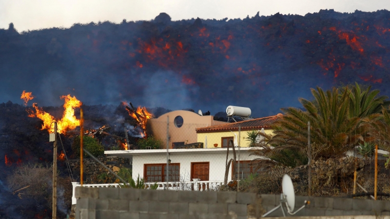 Una de las centenares de casas que han sido doradas por la lava del volcán en el oeste de la isla de La Palma.