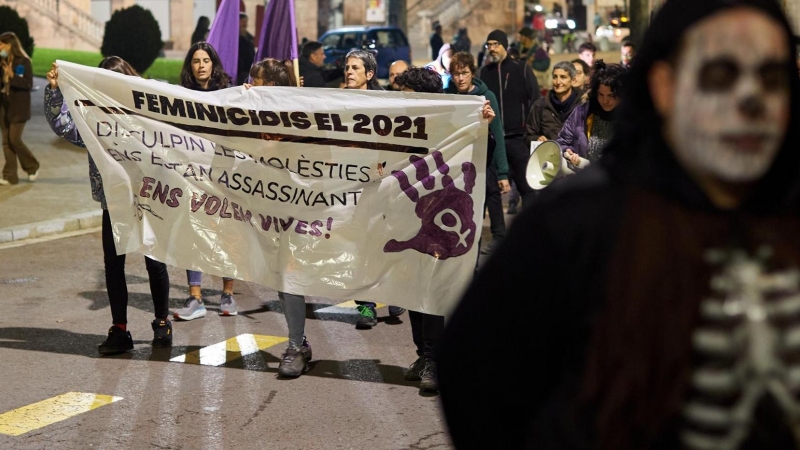 RIPOLL (GIRONA), 31/10/2021.- Vista de la concentración en el Ayuntamiento de Ripoll (Girona), que ha decretado un día de duelo oficial por el asesinato de una mujer de la población, presuntamente a manos de su hijo.