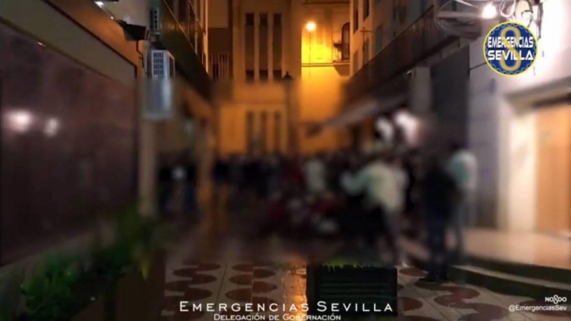 Imagen de uno de los desalojos de discotecas en Sevilla.