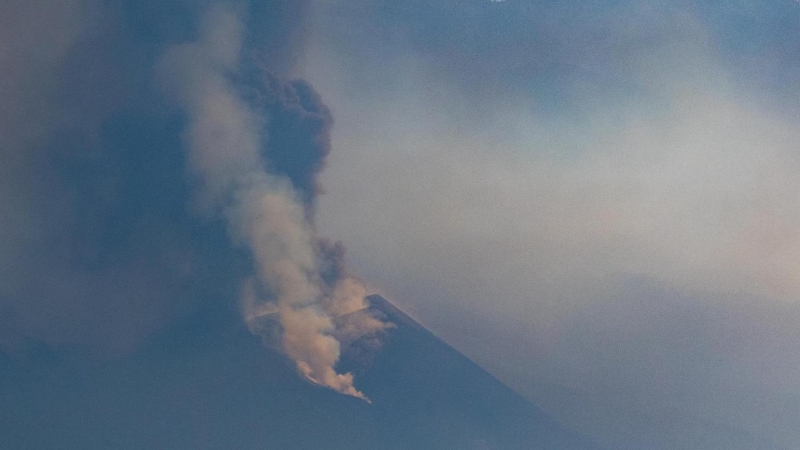 El Instituto Geográfico Nacional (IGN) ha estimado este lunes que la nube de ceniza, procedente del volcán que está en erupción desde el pasado 19 de septiembre, está a 3.000 metros de altitud en dirección norte-noroeste. La actividad eruptiva continúa en