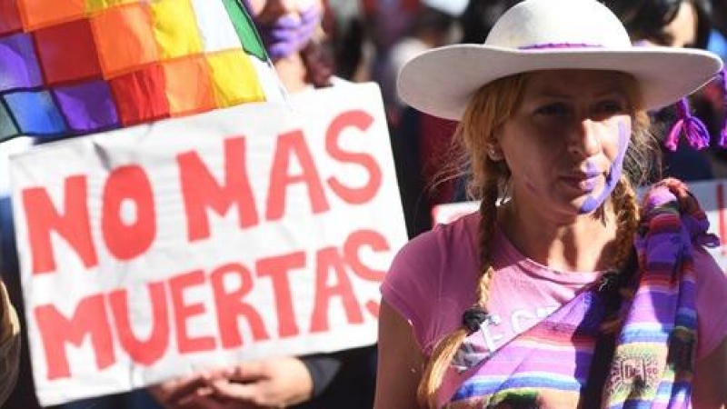 Una mujer participa en un acto con motivo del Día Internacional para la Eliminación de la Violencia contra la Mujer.