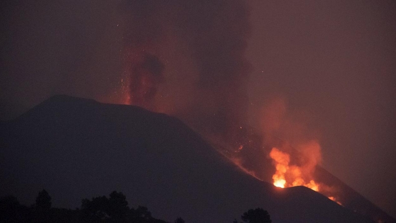 El volcán de Cumbre Vieja ha vuelto a reactivar su fase efusiva este domingo.