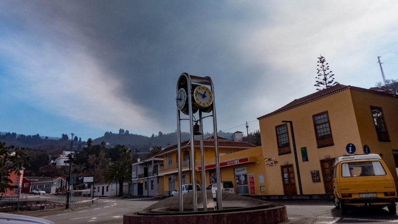 La ceniza emitida por el volcán de Cumbre Vieja alcanzó la pasada noche al municipio norteño de Puntagorda situado a más de 20 kilómetros del foco de la erupción.