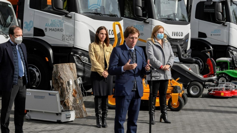 El alcalde de Madrid, José Luis Martínez-Almeida, durante la presentación de la nueva imagen y los vehículos CERO y ECO que se incorporan a los servicios de limpieza de las calles y las zonas verdes de la ciudad.