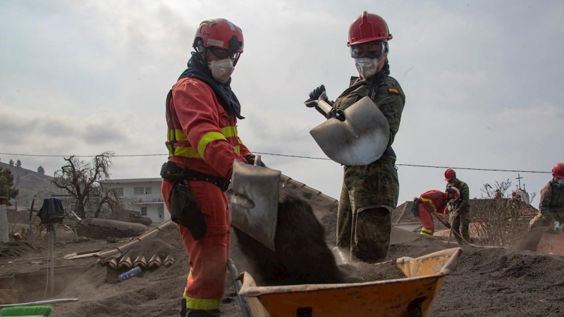 Efectivos de la UME y del Ejército de Tierra durante las tareas de limpieza de la ceniza residual por la erupción del volcán Cumbre Vieja.