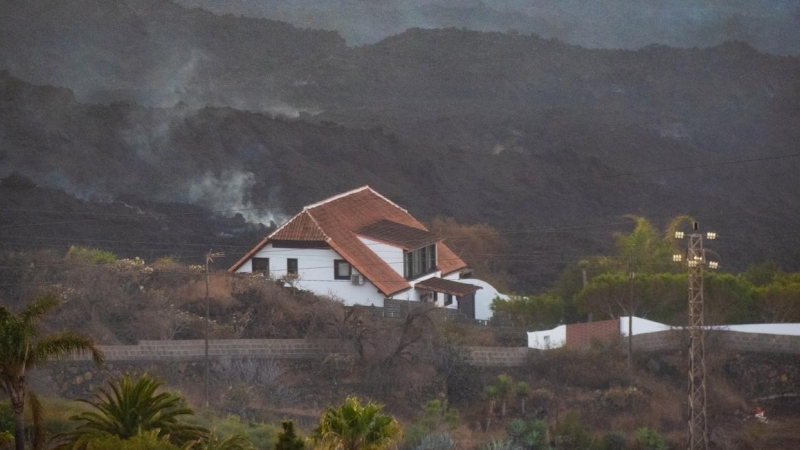 Las coladas del volcán continúan amenazando numerosas viviendas en su recorrido hacia la costa.