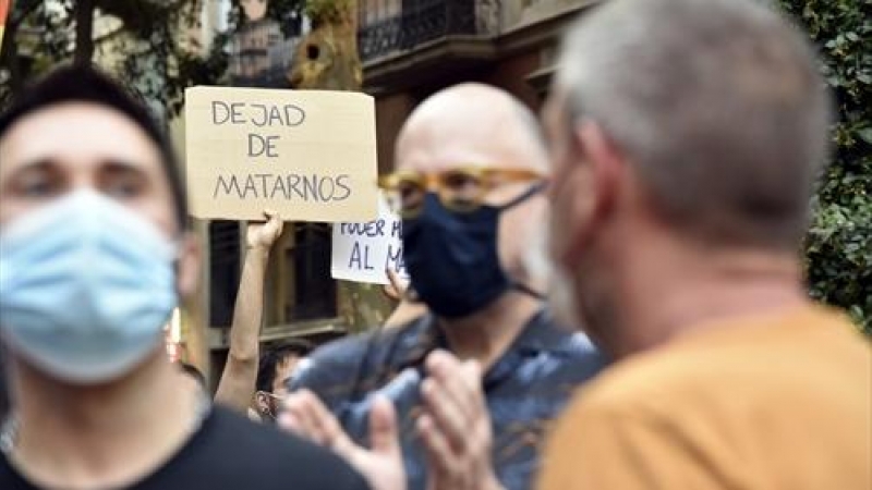 Asistentes durante una manifestación para condenar el asesinato de Samuel Luiz en A Coruña debido a una paliza, a 5 de julio de 2021, en Barcelona, Cataluña.