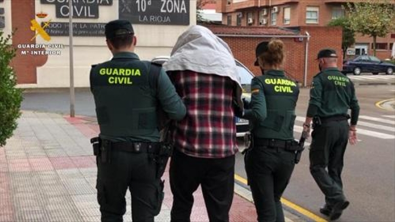 El detenido por el asesinato del menor de nueve años de Lardero (La Rioja), acompañado de varios guardias civiles, sale del cuartel de la Guardia Civil durante su paso a disposición judicial, a 31 de octubre de 2021, en Logroño, La Rioja.