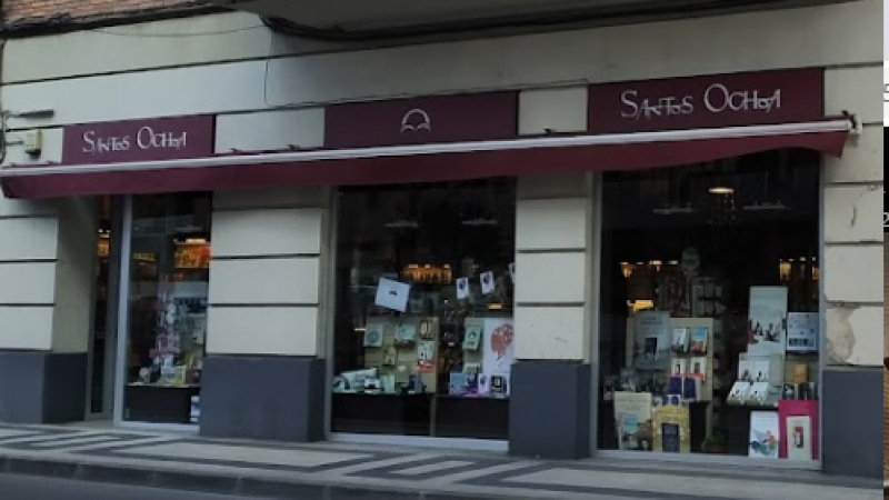 Libreria Santos Ochoa. Situada en la calle pasaje arcoiris.