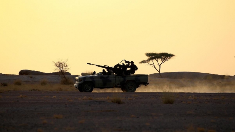 Una camioneta montada con un arma antiaérea durante la puesta de sol en Bir Lahlou, Sahara Occidental, el 9 de septiembre de 2016.