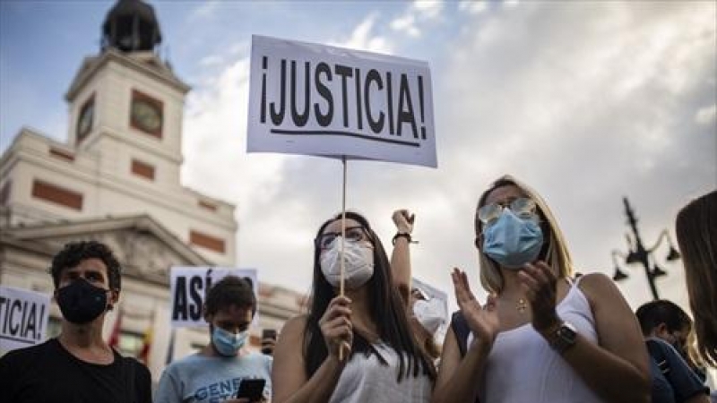 Varias personas durante una concentración convocada por colectivos LGTBI+ de Madrid para denunciar las agresiones que sufre el colectivo, en la Puerta del Sol, a 11 de septiembre de 2021, en Madrid.