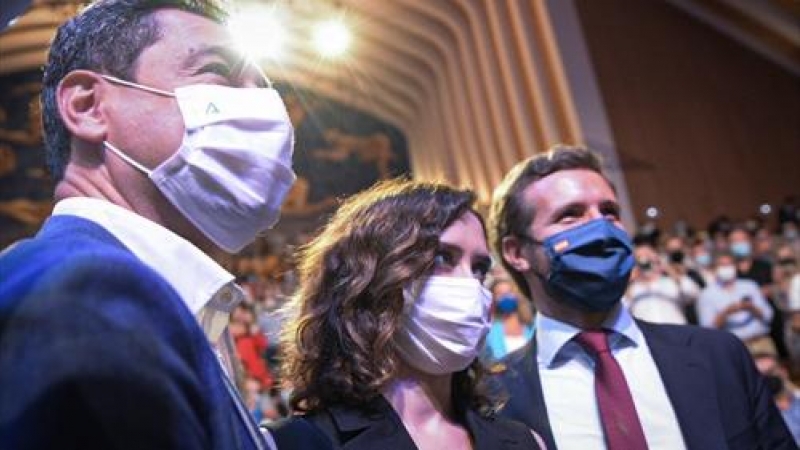 El presidente de Andalucía, Juanma Moreno; la presidenta de la Comunidad de Madrid, Isabel Díaz Ayuso, y el presidente del PP, Pablo Casado, durante la sexta jornada de la Convención Nacional del partido, en el Auditorio de la Ciudad de las Artes y las C