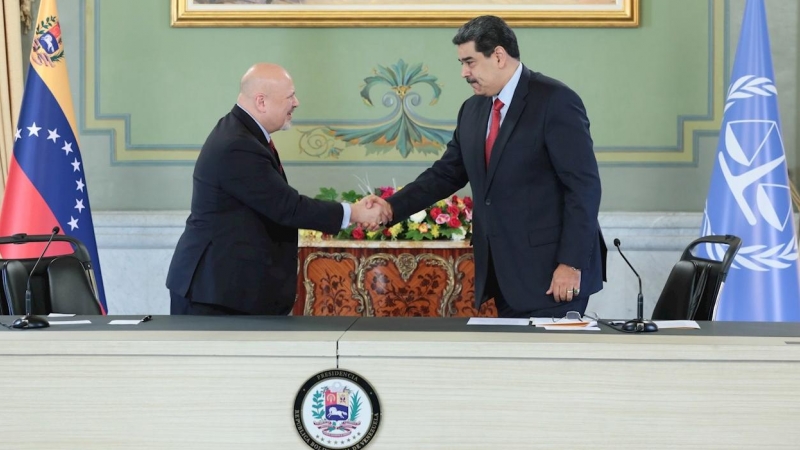 El fiscal del Tribunal Penal Internacional, Karim Khan, y el presidente de Venezuela, Nicolás Maduro, durante el acto celebrado en el Palacio de Miraflores.