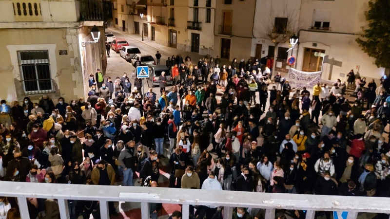 Varias decenas de personas en la concentración de Masquefa por la violación de la joven en Igualada.