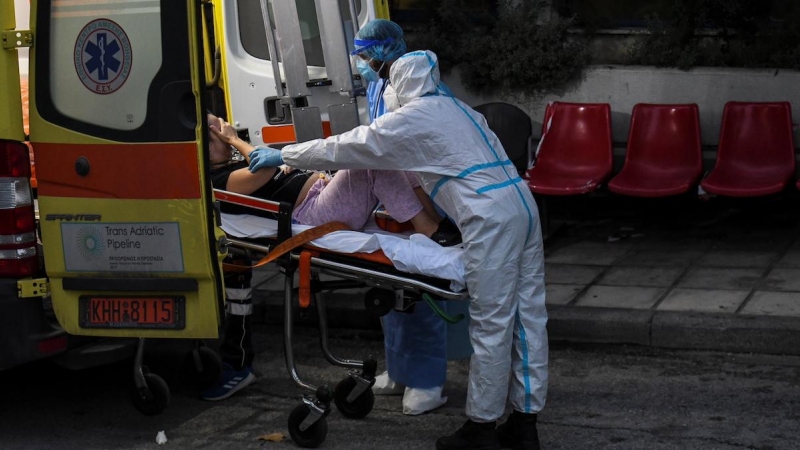 Trabajadores sanitarios con equipo de protección personal llevan a una paciente de covid en una camilla al Hospital General Ippokrateio en Salónica, Grecia, 3 de noviembre de 2021.