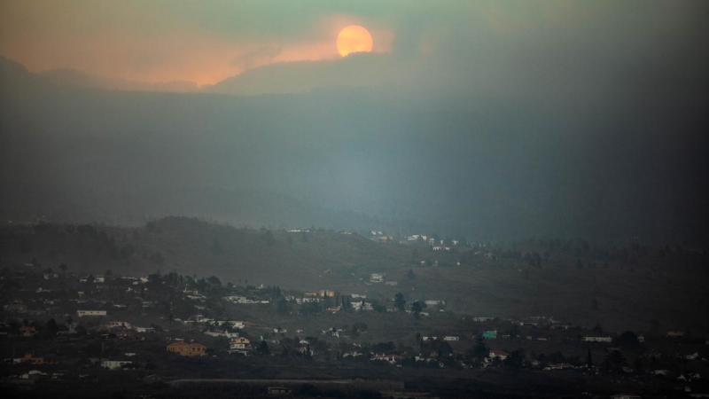 Amanecer del volcán de Cumbre Vieja con la nube de ceniza, desde la montaña de Triana, en Los Llanos de Aridane.