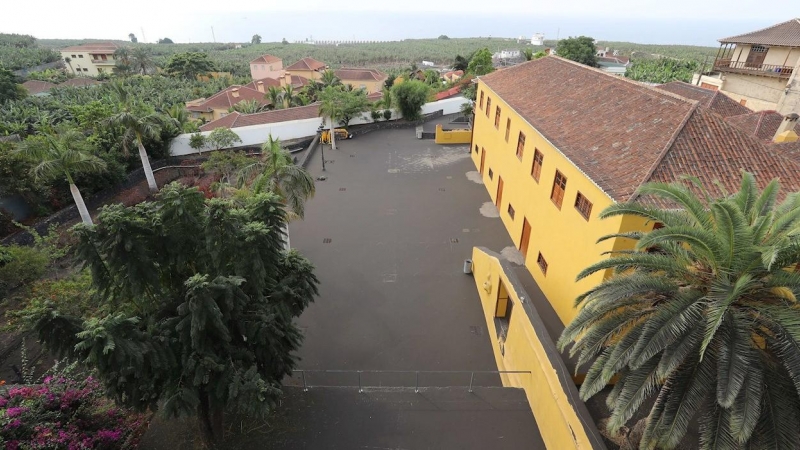 La casa Massieu de Tazacorte, centro de actividades culturales de la zona, cerrada y cubierta de ceniza del volcán.