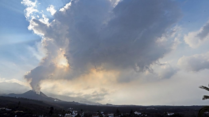 olumnas de gases y cenizas emergen del volcán Cumbre Vieja este jueves.