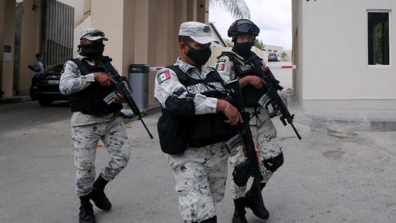 Tres miembros de la Guardia Nacional vigilan la entrada del hotel Wyatt Ziva Riviera una hora después de la reyerta.