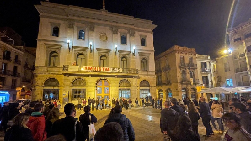 Plano general de los asistentes a la concentración en rechazo a la brutal violación sufrida por una menor en Igualada, a 2 de noviembre de 2021.