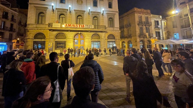 Plano general de los asistentes a la concentración en rechazo a la brutal violación sufrida por una menor en Igualada, a 2 de noviembre de 2021.