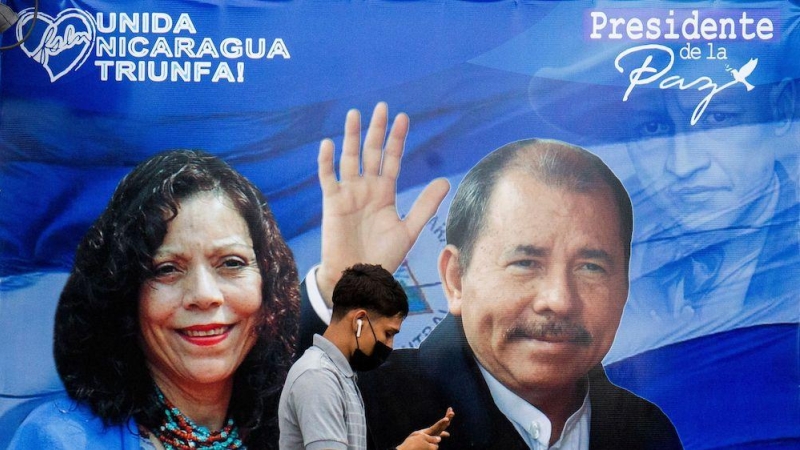 Un joven pasa al lado de un cartel electoral de Daniel Ortega en Managua hace unos días.