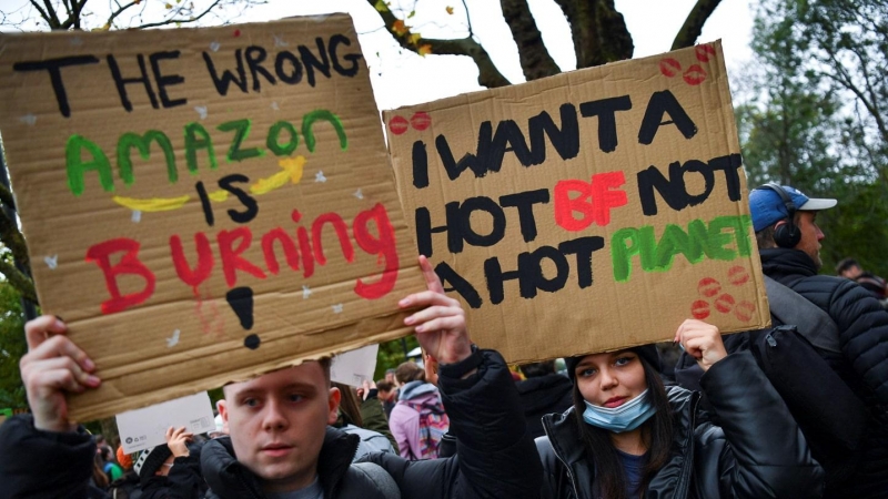 Pancarta de 'The wrong Amazon is burning' en la marcha de Fridays for Future