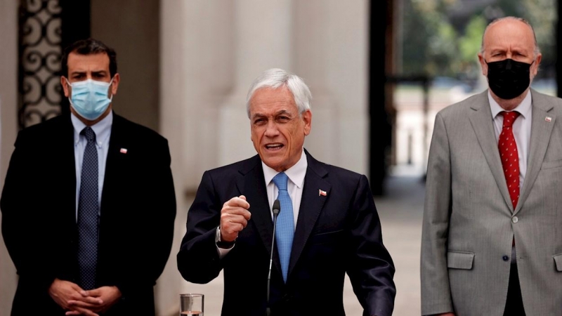 El presidente de Chile, Sebastián Piñera (c), acompañado por sus ministros Rodrigo Delgado (i), de Interior y Seguridad, y Baldo Prokurica (c), de Defensa, ofrece una rueda de prensa el 4 de noviembre, en el Palacio de la Moneda, en Santiago (Chile).