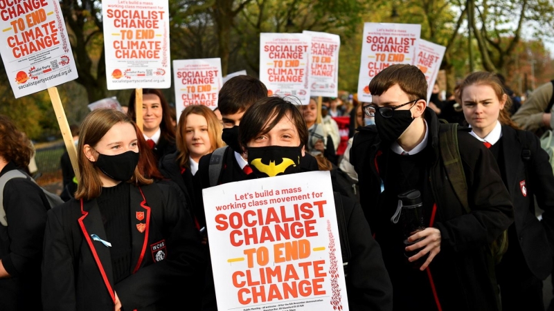 Estudiantes sujetando una pancarta durante la marcha de Fridays for Future