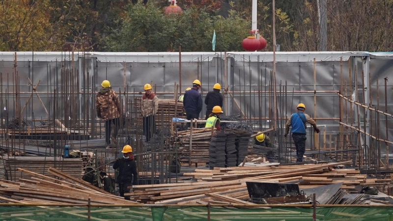 Trabajadores en la construcción del complejo de apartamentos Beijing Xishan Palace desarrollado por la promotora Kaisa Group en Pekín. REUTERS / Thomas Peter